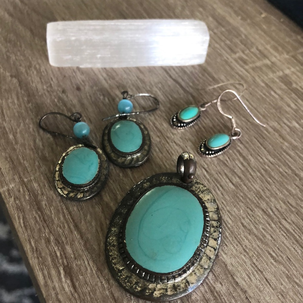 Faux turquoise pendant & earring bundle w/ pouch & FREE GIFT